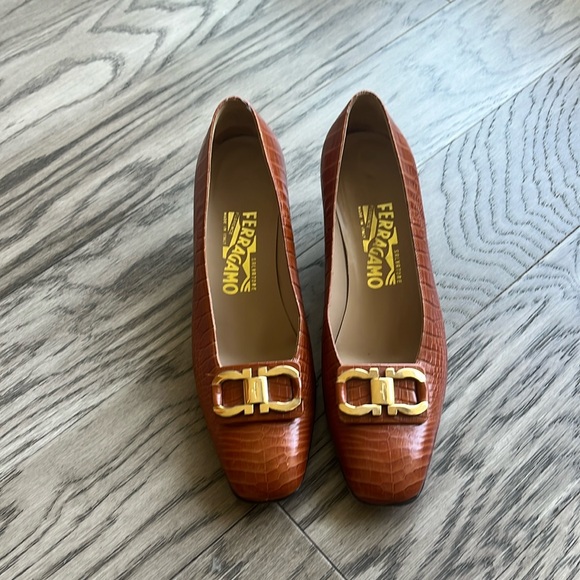 Salvatore Ferragamo Shoes - Salvatore Ferragamo Comiso pump shoes size 9C